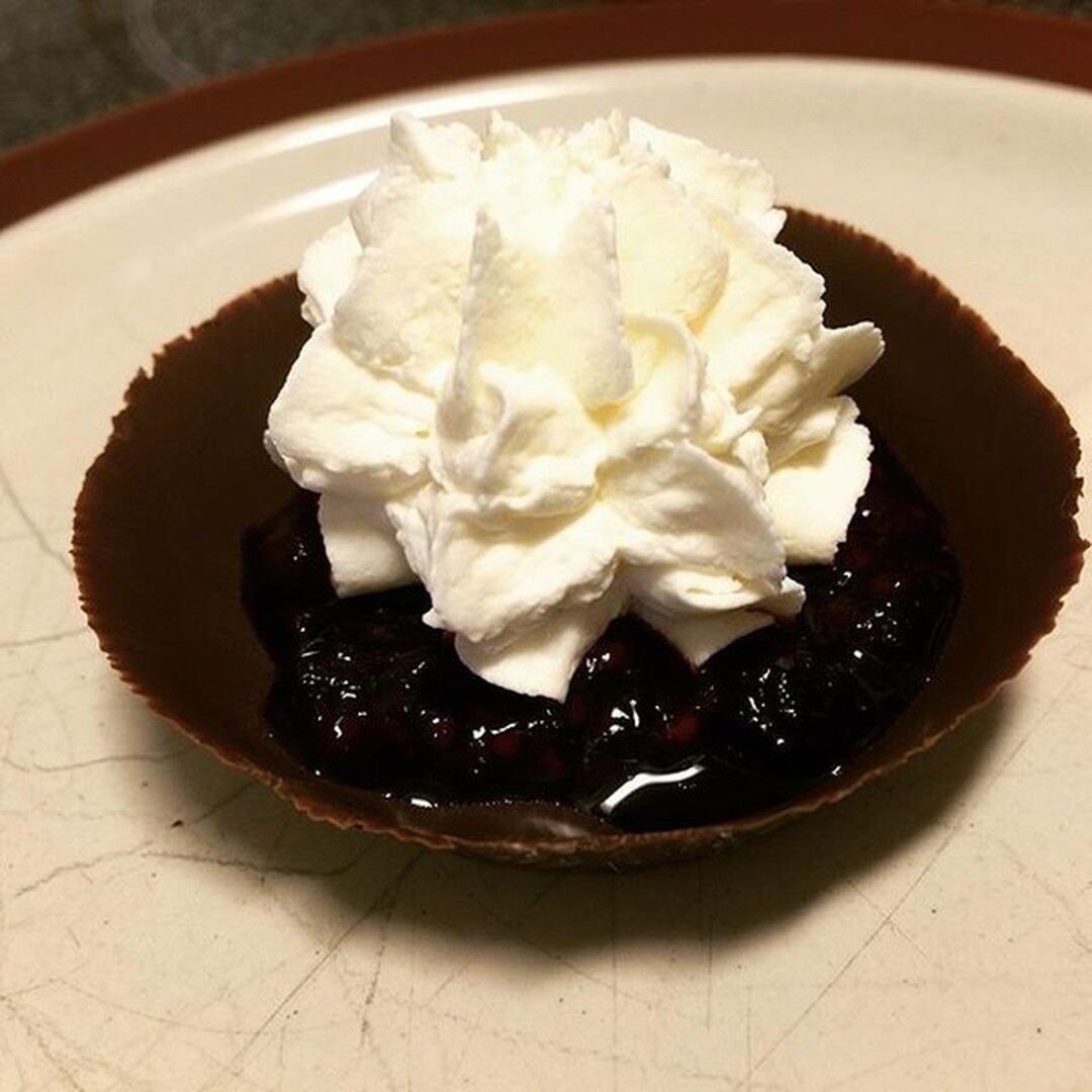 Chokladform med bärkompott och grädde