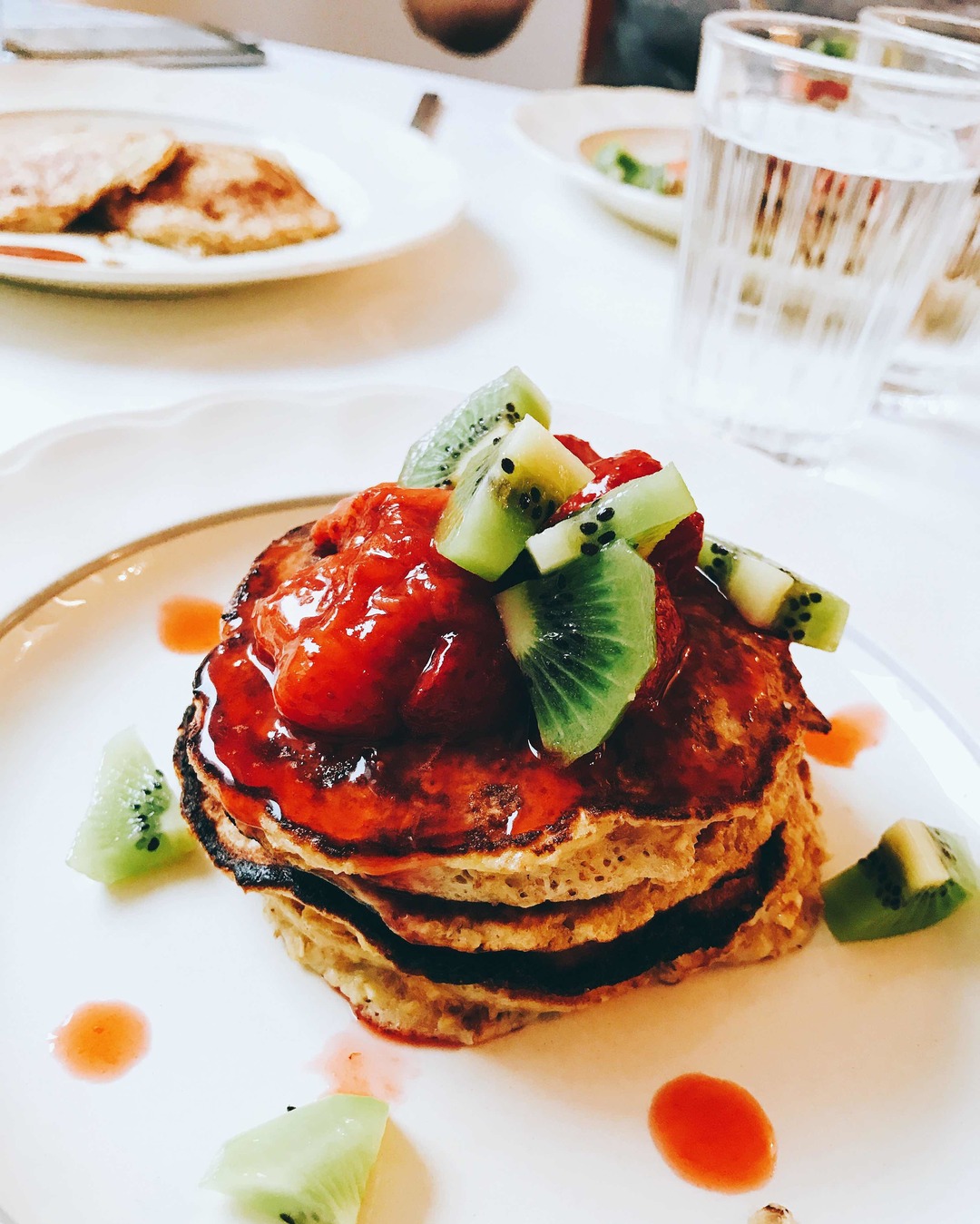 Bananpannkakor med frukt och bär