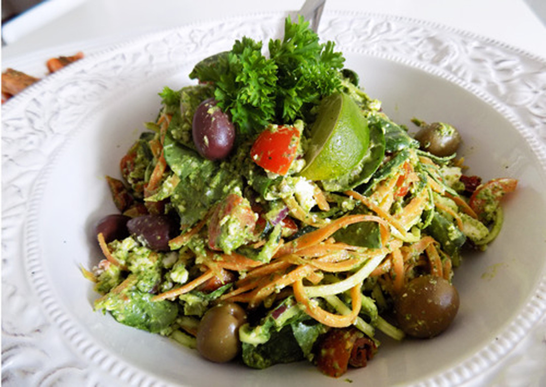 Raw pestosallad med zucchininudlar!