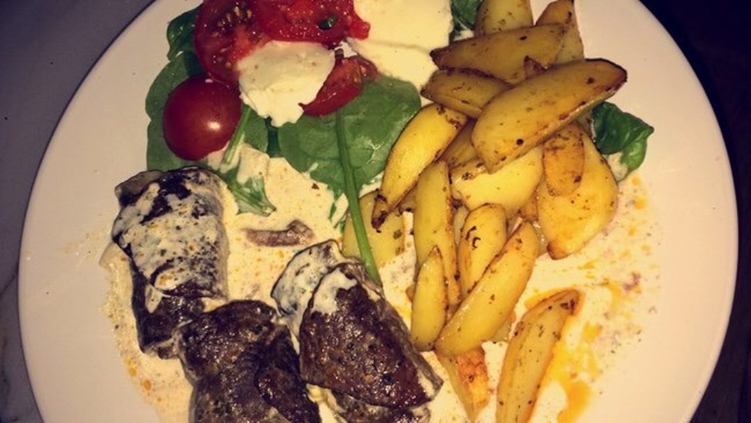 Lövbiff rullader med potatisklyftor