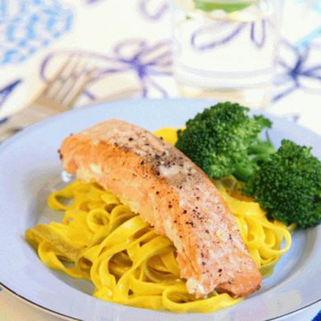Ugnsbakad lax med saffranspasta och broccoli