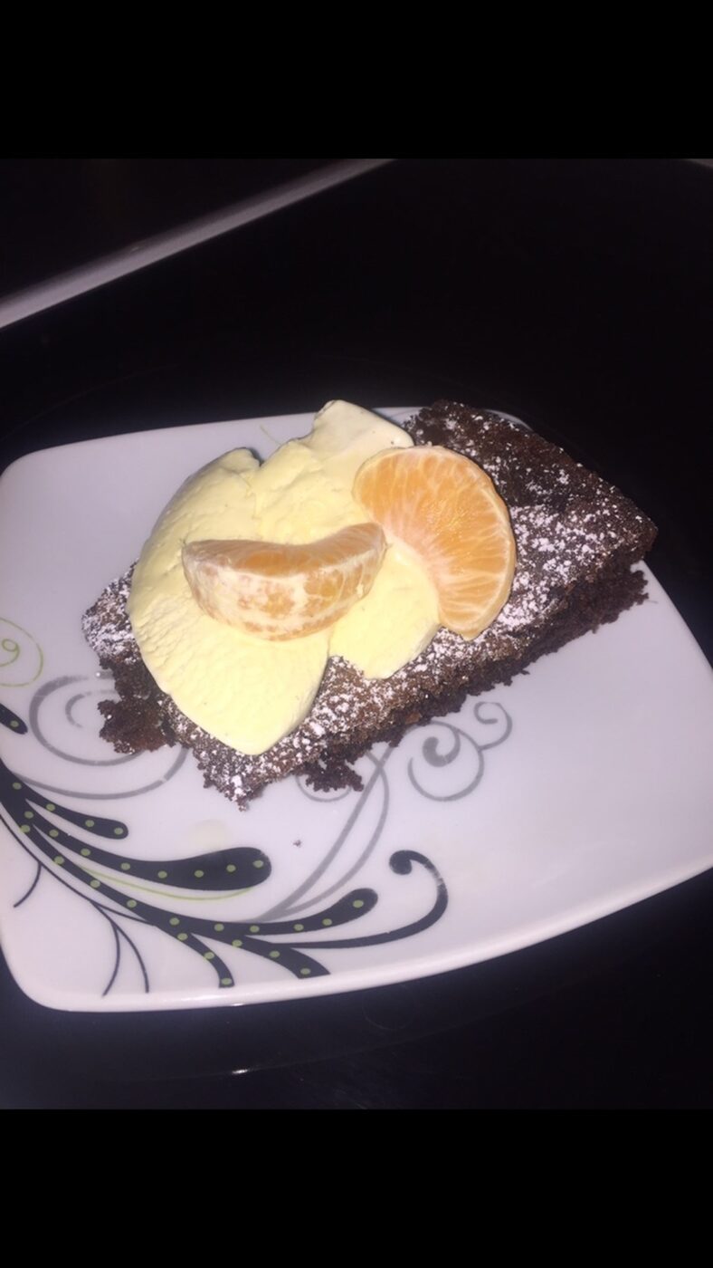 Smaskiga kladdkaka med vaniljglass
