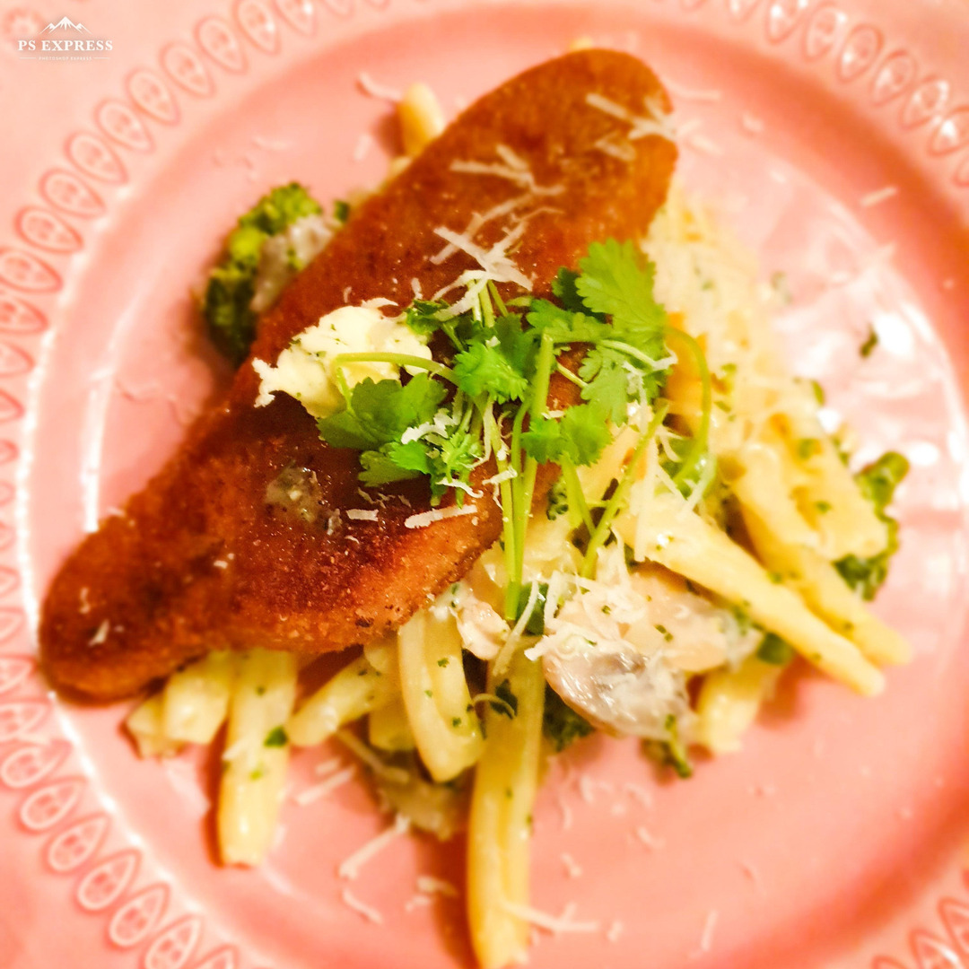 Vegansk schnitzel med broccoli och svamppasta