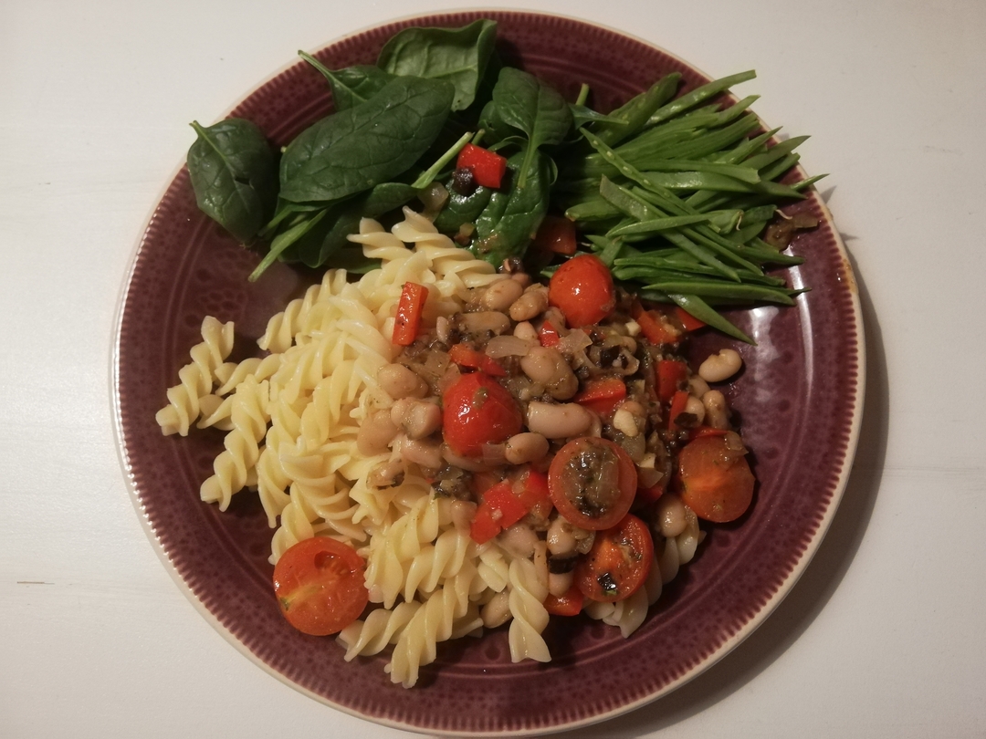Pasta med tomat och cannellinibönor.