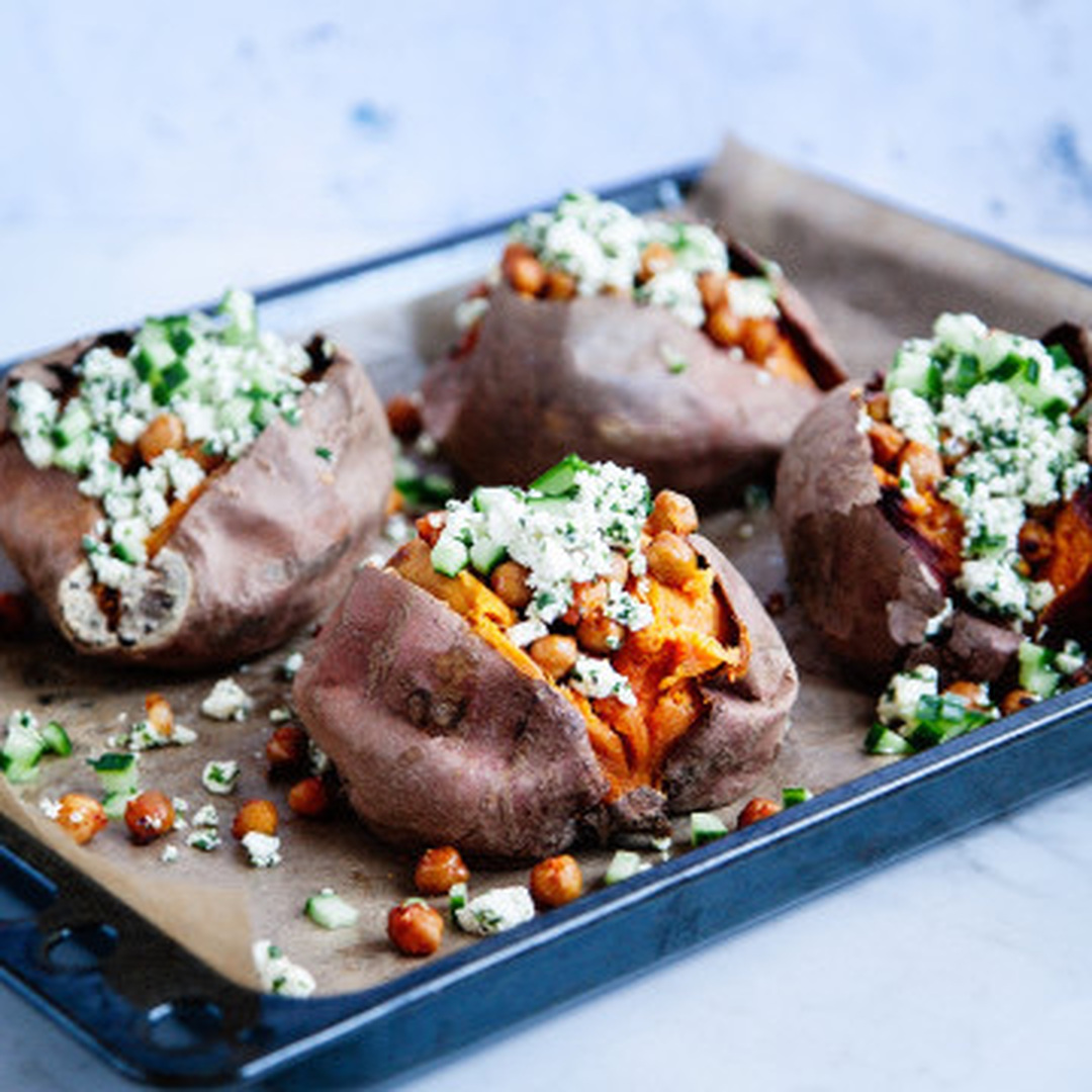 Bakad sötpotatis med fetaoströra och kikärtor