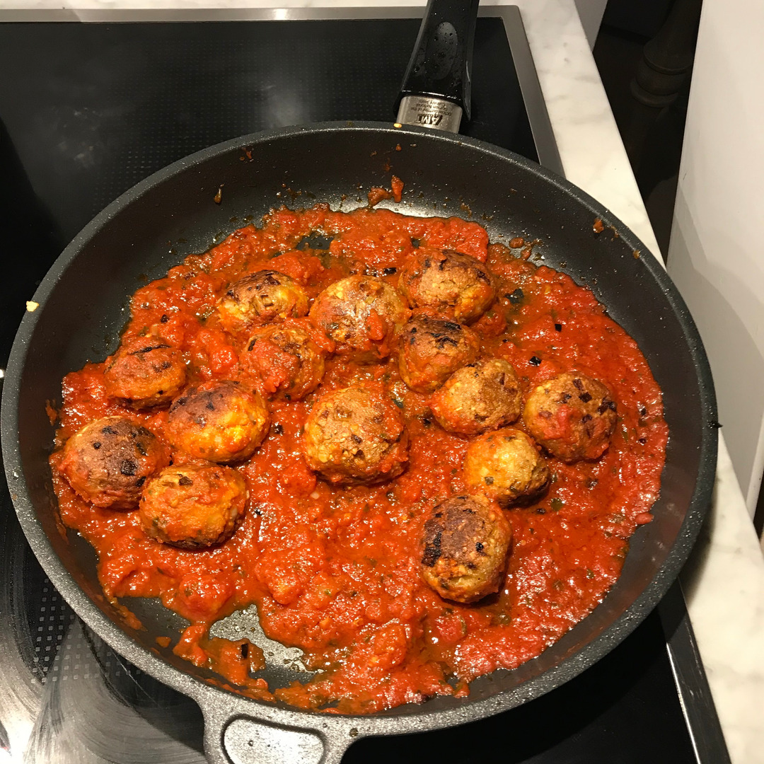 Tofubullar i tomatsås med pasta