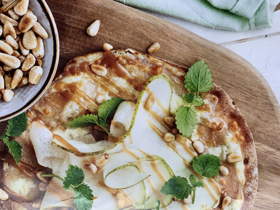 Päronpizza med kolasås och pinjenötter