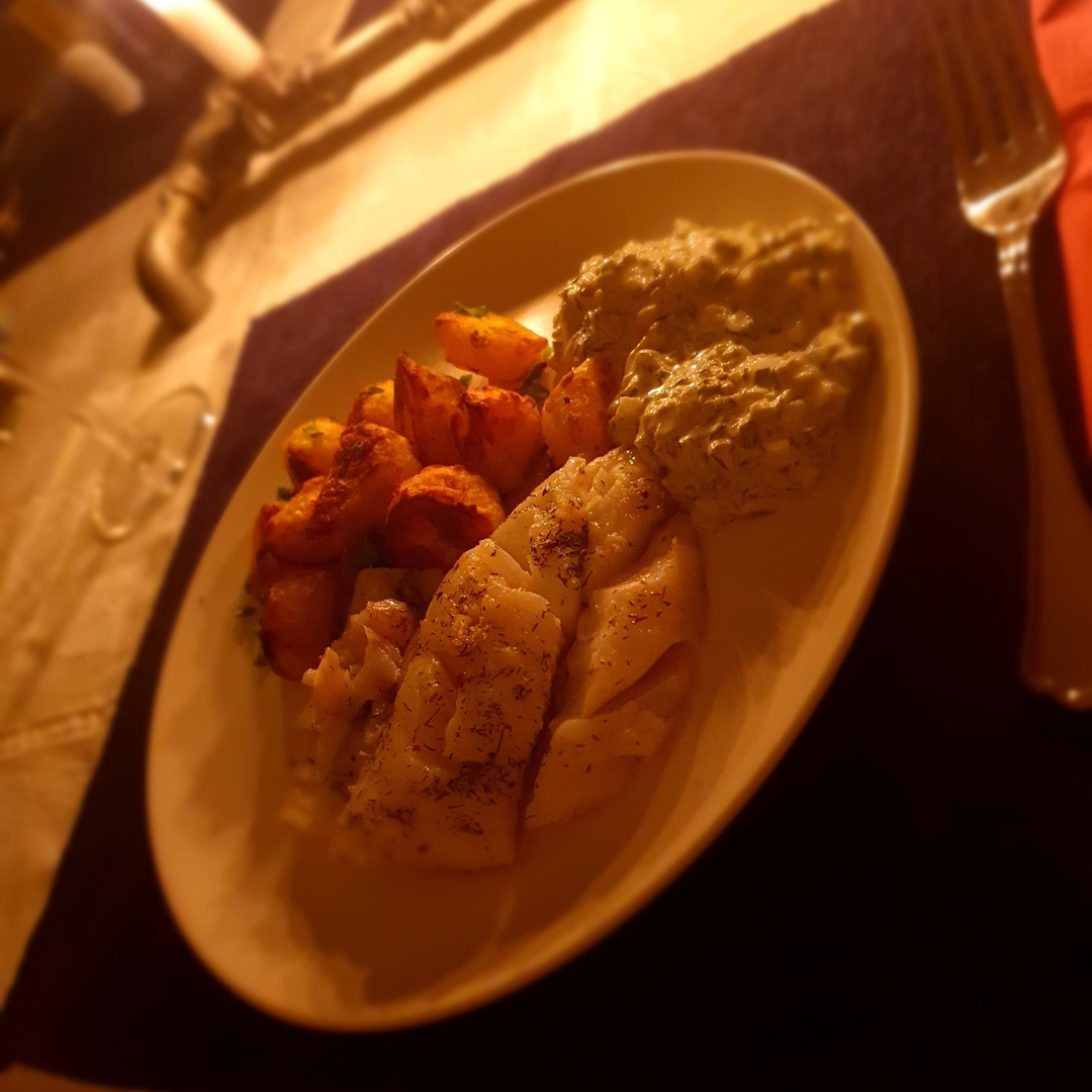 Stekt fisk med rostad potatis och tartarsås