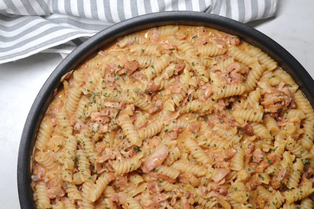 Pasta i krämig sås med bacon & lök Posted on 11/11/2020 by Therése