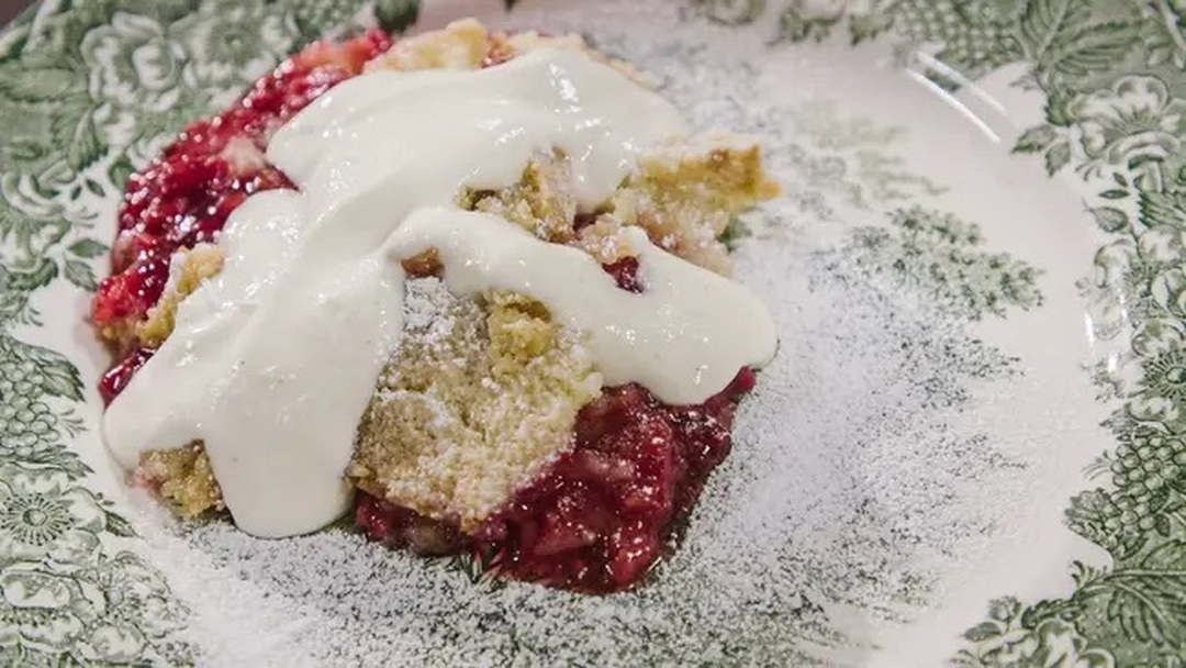 Hallongrottspaj med krämig vaniljyoghurt