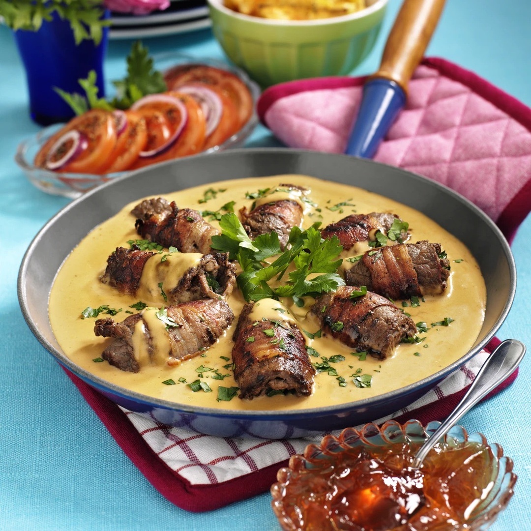 Baconfyllda oxrulader i gräddsås