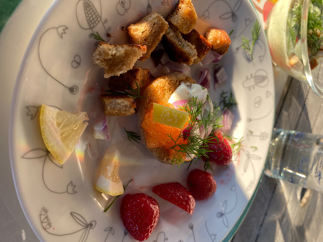Toast med löjrom, rödlök och créme fraiche