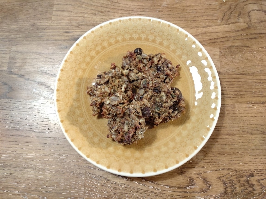 Nötter, frukt och jordnötsbollar