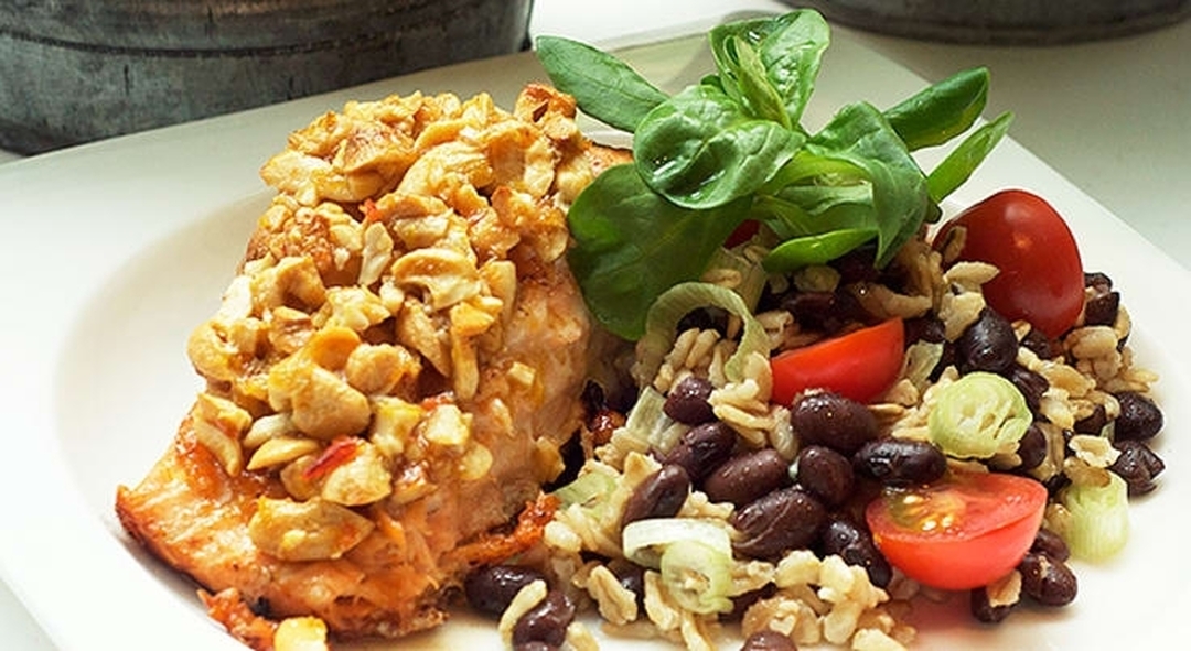 LAX MED CASHEWTÄCKE OCH MATHAVRESALLAD