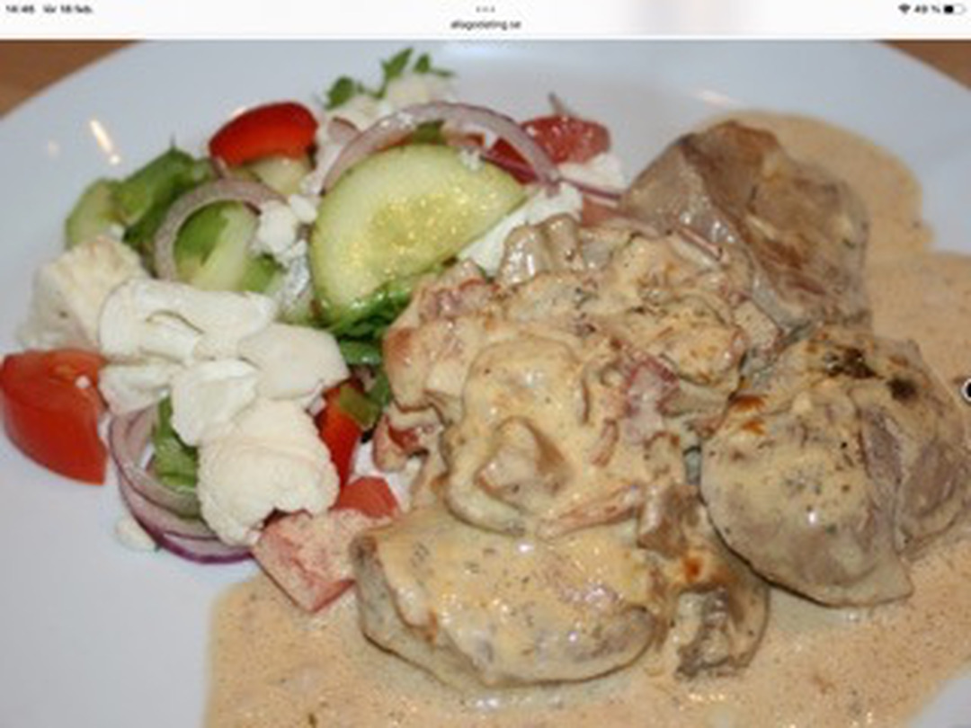 Krämig fläskfilégratäng med färskost, vitlök och bacon